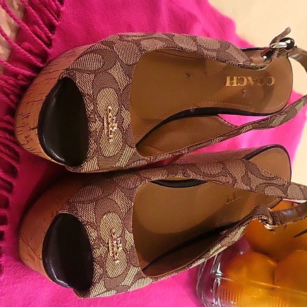 Beutiful  shoes COACH size 7.5 gently  used, and nice to beach,and  summer 💫💦